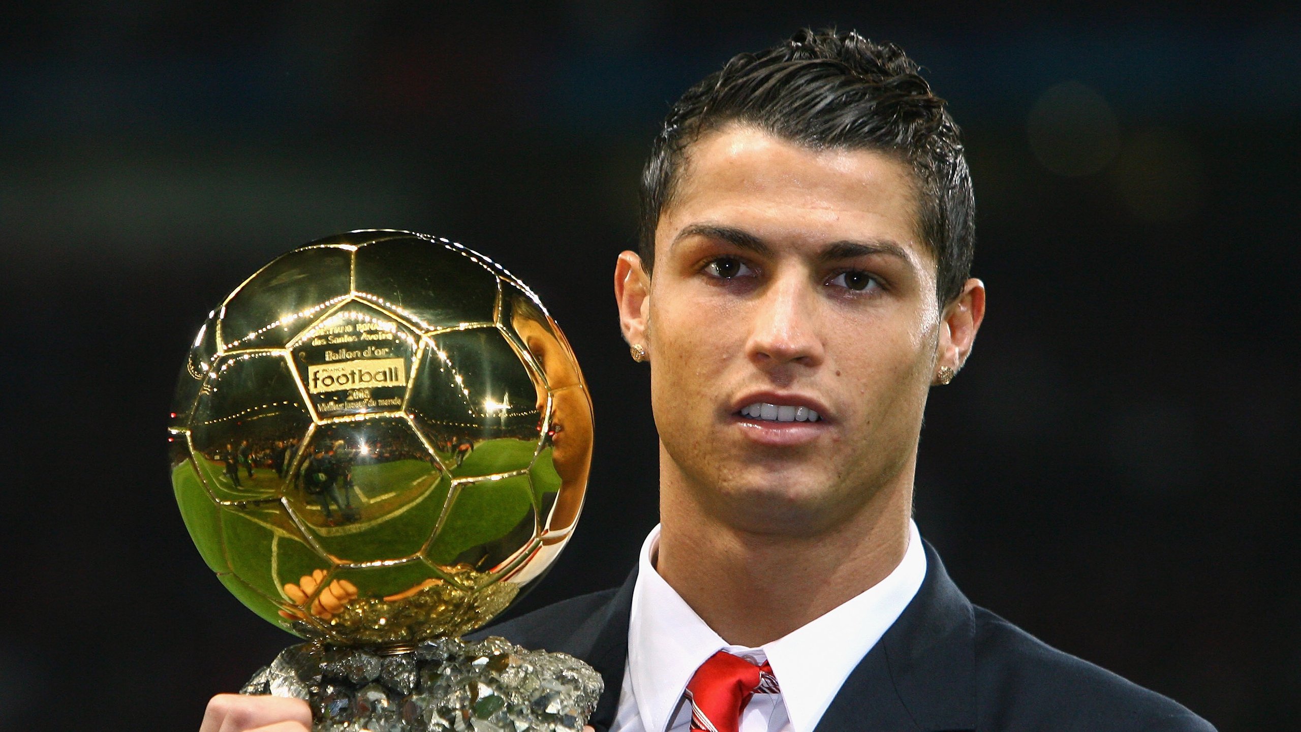 苏炳添赛后谦逊发言登热搜，曼联爆冷热刺引发热议